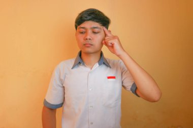 Endonezyalı erkek lise öğrencileri gri ve beyaz üniformalar giyerler. Sarı bir arkaplanda ve çok çeşitli ifadelerle izole edilmiş.