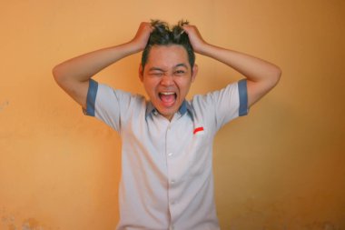 Endonezyalı erkek lise öğrencileri gri ve beyaz üniformalar giyerler. Sarı bir arkaplanda ve çok çeşitli ifadelerle izole edilmiş.