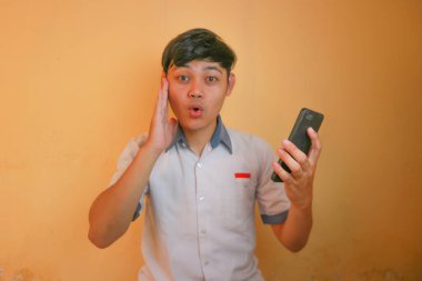 Endonezyalı erkek lise öğrencileri gri ve beyaz üniformalar giyerler. Sarı bir arkaplanda ve çok çeşitli ifadelerle izole edilmiş.