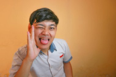 Endonezyalı erkek lise öğrencileri gri ve beyaz üniformalar giyerler. Sarı bir arkaplanda ve çok çeşitli ifadelerle izole edilmiş.