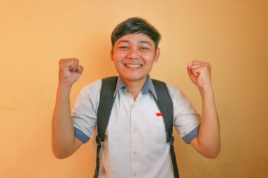 Endonezyalı erkek lise öğrencileri gri ve beyaz üniformalar giyerler. Sarı bir arkaplanda ve çok çeşitli ifadelerle izole edilmiş.