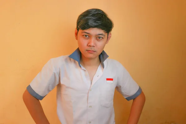 Los Estudiantes Secundaria Masculinos Indonesios Usan Uniformes Grises Blancos Aislado —  Fotos de Stock