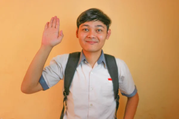 Indonesiska Manliga Gymnasieelever Bär Grå Och Vita Uniformer Isolerad Gul — Stockfoto