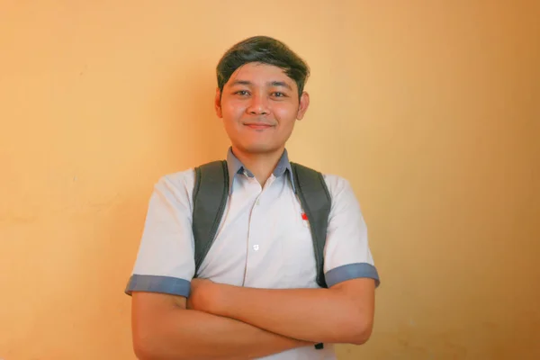 Endonezyalı Erkek Lise Öğrencileri Gri Beyaz Üniformalar Giyerler Sarı Bir — Stok fotoğraf