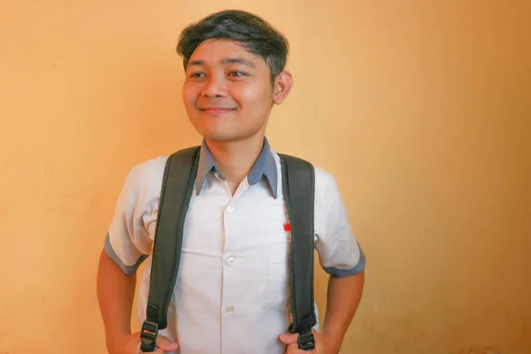 Indonesiska Manliga Gymnasieelever Bär Grå Och Vita Uniformer Isolerad Gul — Stockfoto