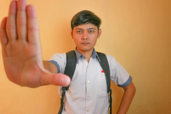 Индонезийские Старшеклассники Носят Серую Белую Форму Изолированный Желтом Фоне Разнообразными — стоковое фото
