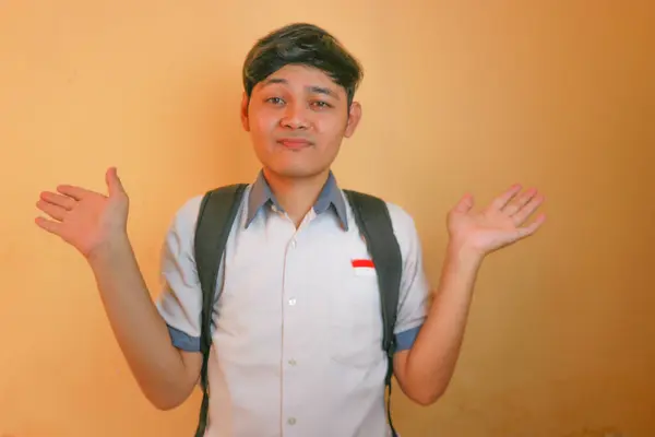 Індонезійські Студенти Середньої Школи Носять Сіру Білу Форму Ізольовані Жовтому — стокове фото