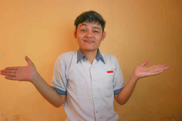 Индонезийские Старшеклассники Носят Серую Белую Форму Изолированный Желтом Фоне Разнообразными — стоковое фото