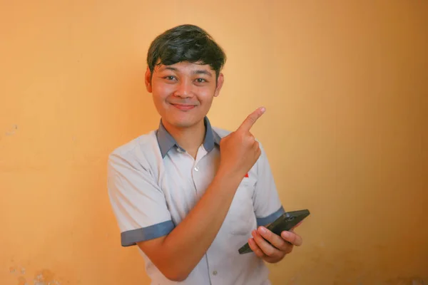 Індонезійські Студенти Середньої Школи Носять Сіру Білу Форму Ізольовані Жовтому — стокове фото