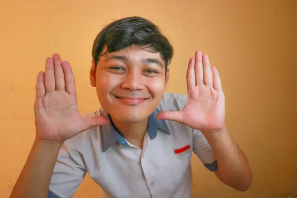 Indonesische Gymnasiasten Tragen Graue Und Weiße Uniformen Vereinzelt Auf Gelbem — Stockfoto