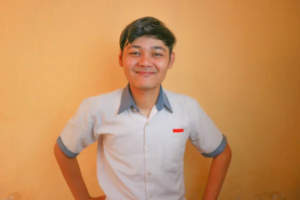 Indonéští Studenti Střední Školy Nosí Šedé Bílé Uniformy Izolované Žlutém — Stock fotografie