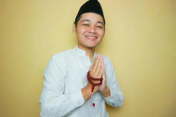 Ein Indonesischer Muslimischer Mann Asiatischer Abstammung Der Muslimische Kleidung Und — Stockfoto