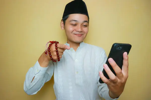 Muçulmano Indonésio Ascendência Asiática Vestindo Roupas Muçulmanas Peci Preto Celebrando — Fotografia de Stock