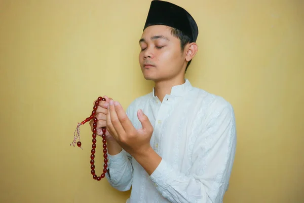 Muçulmano Indonésio Ascendência Asiática Vestindo Roupas Muçulmanas Peci Preto Celebrando — Fotografia de Stock