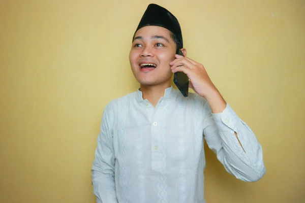 Ein Indonesischer Muslimischer Mann Asiatischer Abstammung Der Muslimische Kleidung Und — Stockfoto