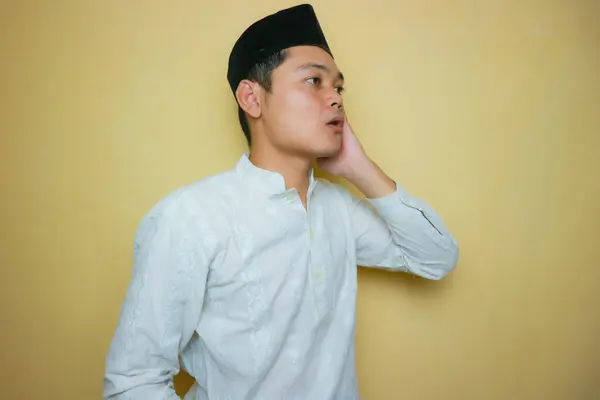 Ένας Ινδονήσιος Μουσουλμάνος Ασιατικής Καταγωγής Μουσουλμανικά Ρούχα Και Μαύρο Πεκί — Φωτογραφία Αρχείου