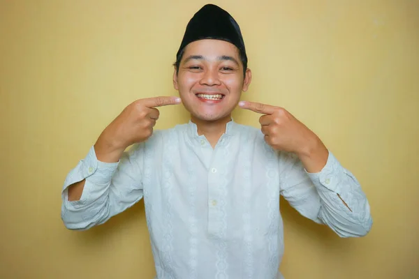 Индонезийский Мусульманин Азиатского Происхождения Одетый Мусульманскую Одежду Черный Печи Празднующий — стоковое фото