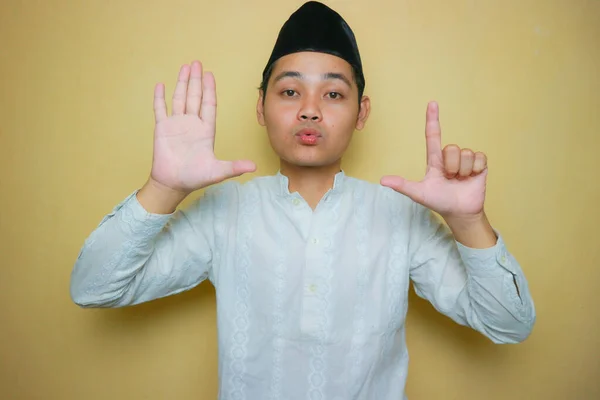 Asya Kökenli Müslüman Bir Adam Müslüman Kıyafetleri Siyah Bir Peki — Stok fotoğraf