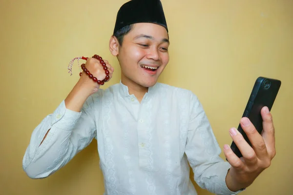 Een Indonesische Moslimman Van Aziatische Afkomst Met Moslimkleding Een Zwarte — Stockfoto