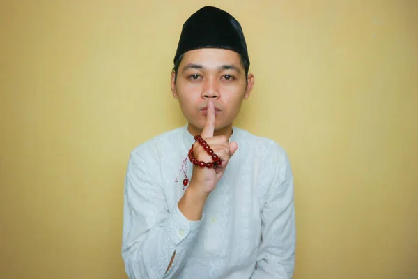 Indonéský Muslim Asijského Původu Muslimských Šatech Černé Peci Slaví Eid — Stock fotografie