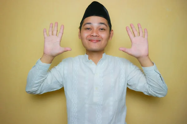 Indonéský Muslim Asijského Původu Muslimských Šatech Černé Peci Slaví Eid — Stock fotografie