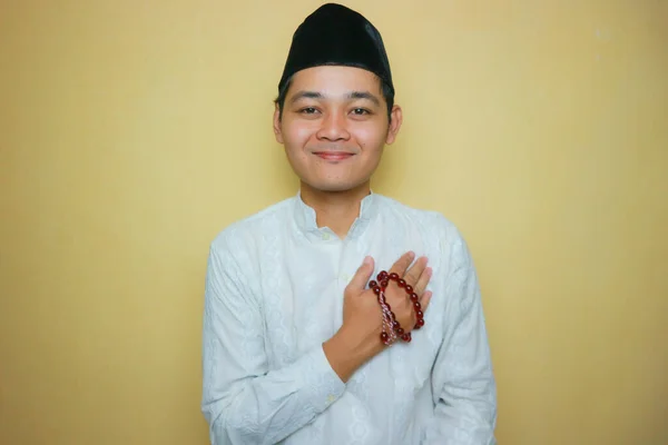 Egy Ázsiai Származású Indonéz Muszlim Férfi Muszlim Ruhában Egy Fekete — Stock Fotó