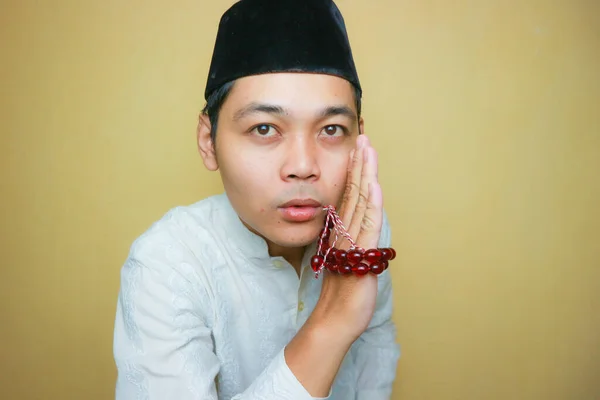 Indonesialainen Aasialaista Syntyperää Oleva Muslimimies Jolla Muslimivaatteet Musta Peci Joka — kuvapankkivalokuva