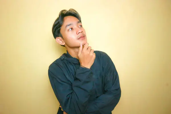 Bărbat Indonezian Asiatic Frumos Poziționează Multe Expresii Fundal Galben — Fotografie, imagine de stoc