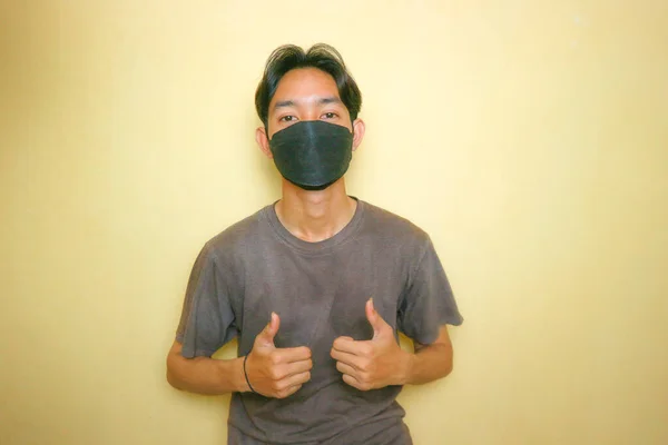 Hezký Asijský Indonéský Muž Pózuje Spoustou Výrazů Žlutém Pozadí — Stock fotografie