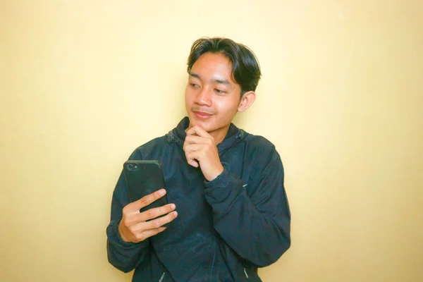 Stilig Asiatisk Indonesisk Man Poserar Med Massor Uttryck Gul Bakgrund — Stockfoto