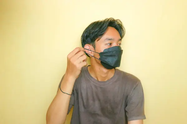 Ein Hübscher Asiatischer Indonesier Posiert Mit Vielen Gesichtsausdrücken Auf Gelbem — Stockfoto
