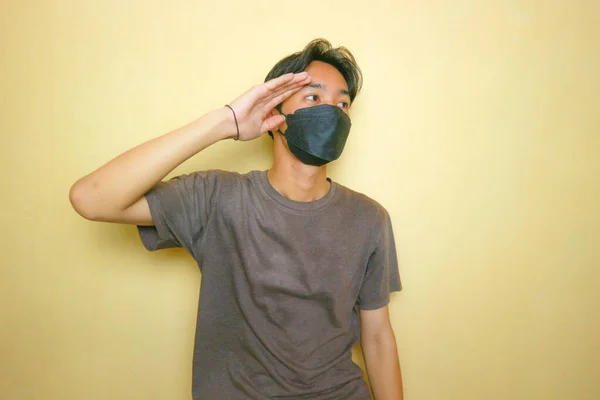 Egy Jóképű Ázsiai Indonéz Férfi Pózol Sok Kifejezéssel Sárga Háttérrel — Stock Fotó