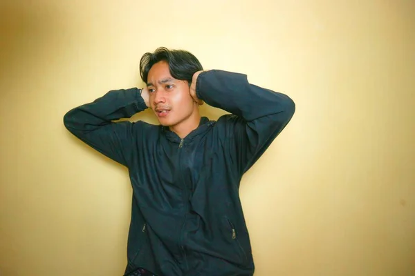 Przystojny Azjata Indonezyjczyk Pozuje Wieloma Wyrazami Twarzy Żółtym Tle — Zdjęcie stockowe