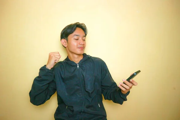 Stilig Asiatisk Indonesisk Man Poserar Med Massor Uttryck Gul Bakgrund — Stockfoto