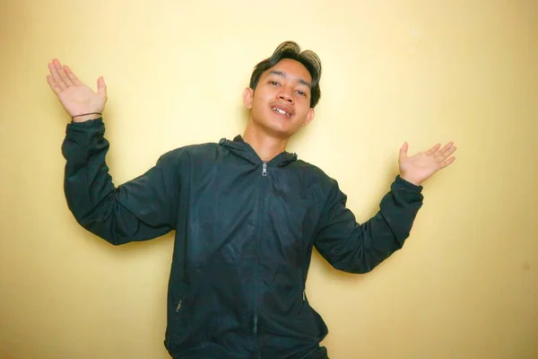 Bel Asiatico Indonesiano Uomo Posa Con Sacco Espressioni Uno Sfondo — Foto Stock