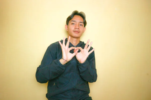 Egy Jóképű Ázsiai Indonéz Férfi Pózol Sok Kifejezéssel Sárga Háttérrel — Stock Fotó
