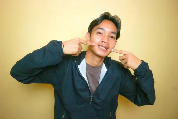 아시아 인도네시아 남자는 노란색 배경에 표현의 — 스톡 사진