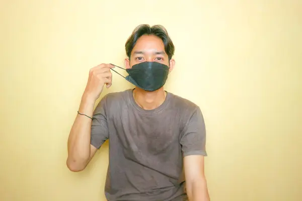 Seorang Pria Asia Yang Tampan Berpose Dengan Banyak Ekspresi Pada — Stok Foto