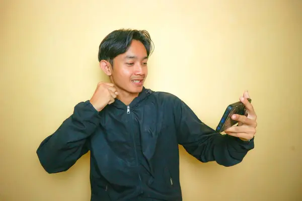 Yakışıklı Bir Asyalı Endonezyalı Sarı Arka Planda Bir Sürü Ifadeyle — Stok fotoğraf