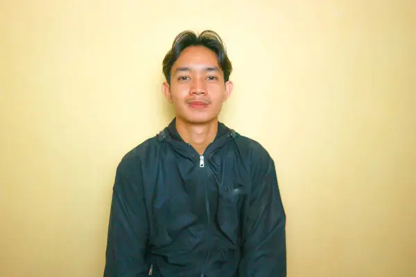Ein Hübscher Asiatischer Indonesier Posiert Mit Vielen Gesichtsausdrücken Auf Gelbem — Stockfoto