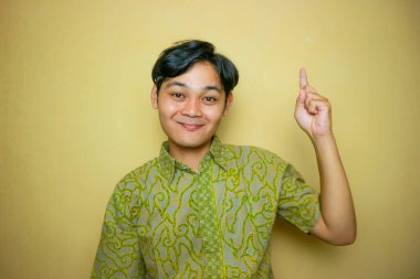 Ulusal Batik Günü 'nde Batik kıyafetler giyen Asyalı Endonezyalı bir adam.