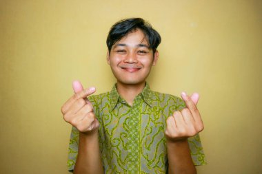 Ulusal Batik Günü 'nde Batik kıyafetler giyen Asyalı Endonezyalı bir adam.