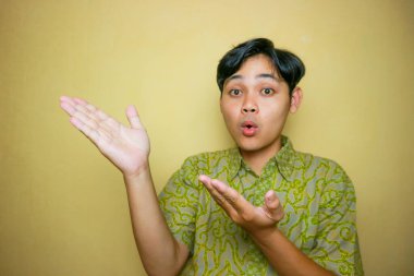 Ulusal Batik Günü 'nde Batik kıyafetler giyen Asyalı Endonezyalı bir adam.