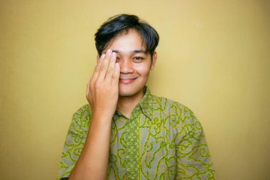 Ulusal Batik Günü 'nde Batik kıyafetler giyen Asyalı Endonezyalı bir adam.