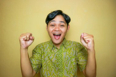 Ulusal Batik Günü 'nde Batik kıyafetler giyen Asyalı Endonezyalı bir adam.