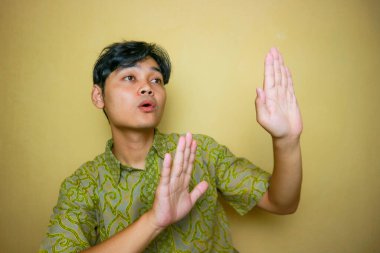 Ulusal Batik Günü 'nde Batik kıyafetler giyen Asyalı Endonezyalı bir adam.