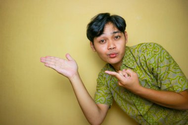 Ulusal Batik Günü 'nde Batik kıyafetler giyen Asyalı Endonezyalı bir adam.