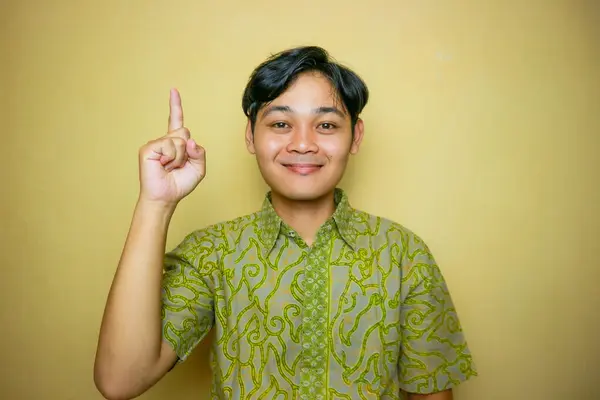 Ασιάτης Ινδονήσιος Που Φοράει Ρούχα Μπατίκ Την Εθνική Ημέρα Μπατίκ — Φωτογραφία Αρχείου