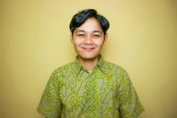 ナショナルバティックデーにバティック服を着ているアジアのインドネシア人男性 — ストック写真