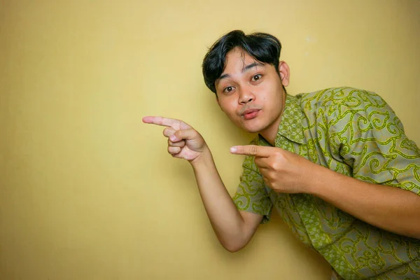 Pria Asia Indonesia Mengenakan Pakaian Batik Pada Hari Batik Nasional — Stok Foto